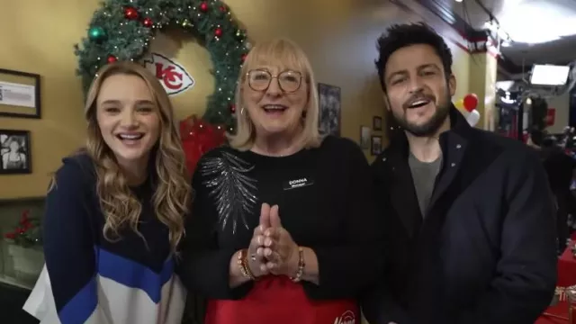 Lou Grey at Loft Zig Zag Half Zip Tunic Sweater worn by Hunter King as seen in Today on July 15 2024 Spotern