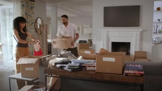 Cardigan rayé à col en V Ganni porté par Olivia Baker (Samantha Logan) comme on le voit dans All American (S06E15)
