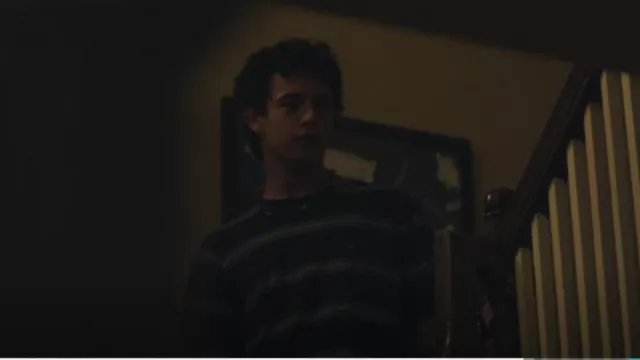 Camiseta O'Neill Smasher usada por Kyle Sabich (Rumi Southwick) como se ve en Presunto Inocente (T01E02)