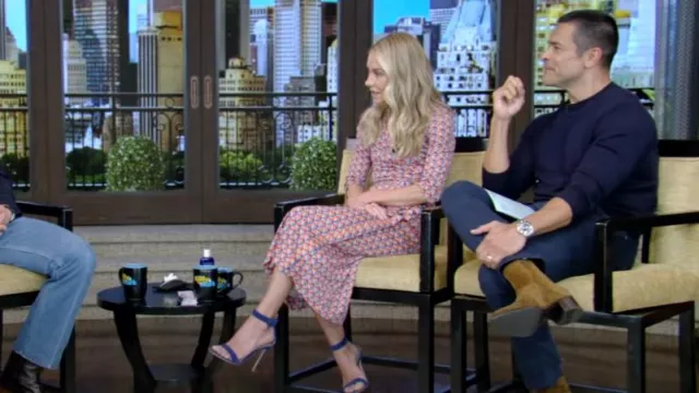 Robe portefeuille en voile de soie imprimée Abigail portée par Kelly Ripa comme on le voit en LIVE avec Kelly et Mark le 17 juillet 2024