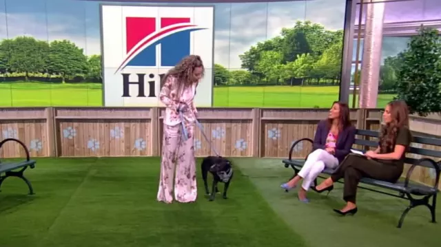 L’Agence Pilar Floral Wide-Leg Pants porté par Sunny Hostin comme on le voit dans The View le 18 juillet 2024