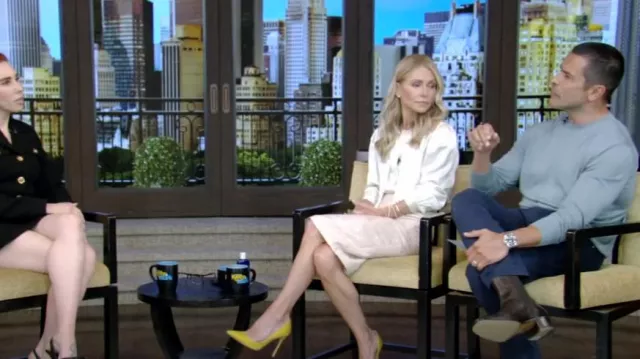 Blusa Saint Laurent con cuello Lavallière en satén de seda usada por Kelly Ripa como se vio en LIVE with Kelly and Mark el 18 de julio de 2024