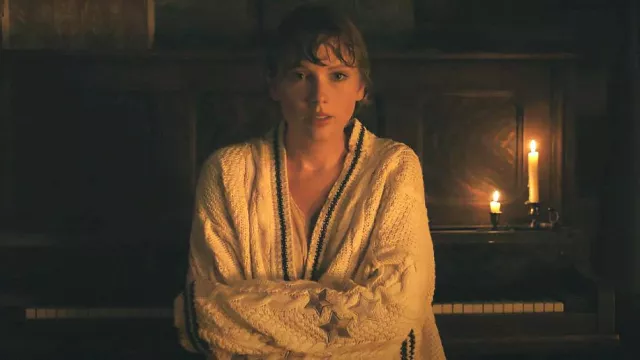 Taylor Swift porte un cardigan en tricot blanc avec des étoiles dans son clip Cardigan