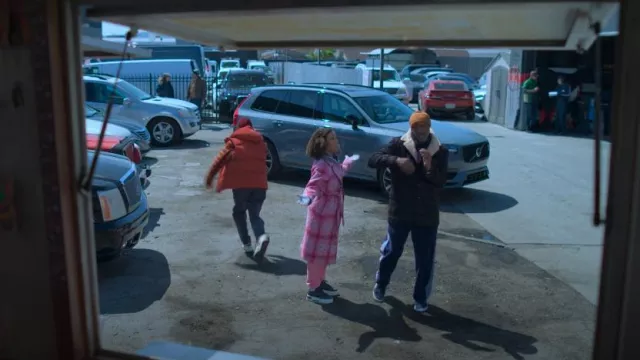 Avec Les Filles Donegal Pink Wrap Coat porté par Paige Alexander (Kerry Washington) comme on le voit dans UnPrisoned (S02E08)