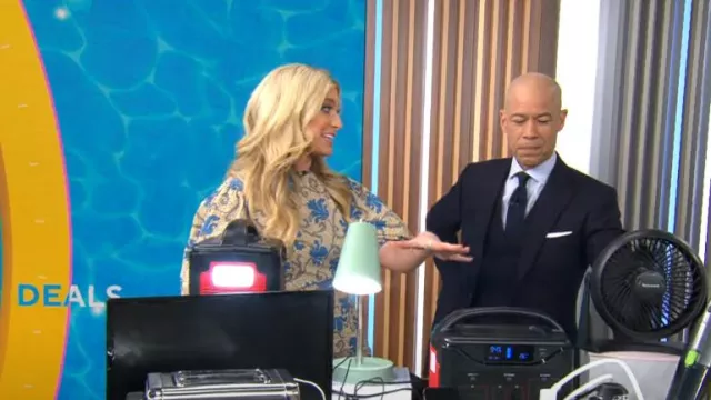 Mini vestido Rhode Pia en Beige Mosaic Bloom usado por Ashley Bellman como se vio en CBS Mornings el 22 de julio de 2024