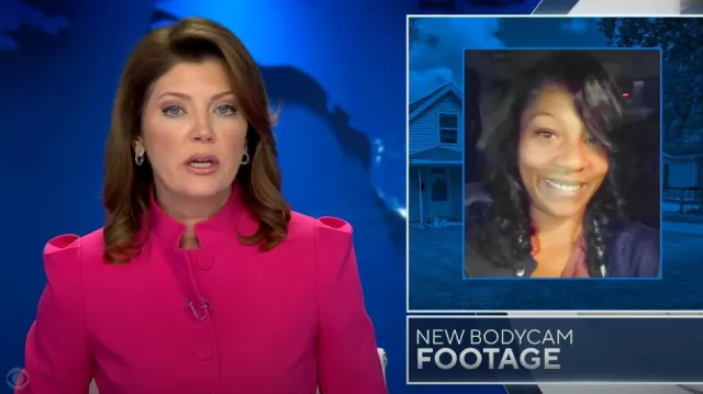 Theo The Label Daphne Chaqueta militar recortada en fucsia usada por Norah O'Donnell como se vio en CBS Evening News el 22 de julio de 2024