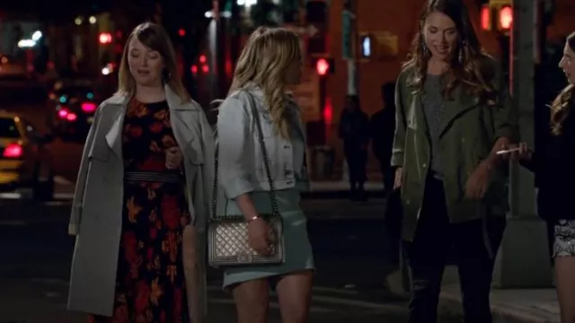Bolso de chico metálico de Chanel usado por Kelsey Peters (Hilary Duff) como se ve en Younger (S01E05)