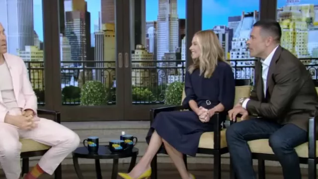 Vestido midi de crepé con cinturón hasta el codo de Chloe usado por Kelly Ripa como se vio en LIVE with Kelly and Mark el 22 de julio de 2024