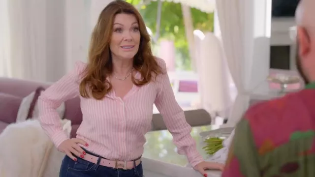 Hermès Swift Epsom 24mm Mini Constance H Belt 75 Etoupe Rose Sakura usado por Lisa Vanderpump como se ve en Trixie Motel: Drag Me Home (S01E04)