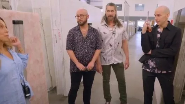 Camisa de manga corta con cuello y cuello Romantik de AllSaints en negro usada por David Silver como se ve en Trixie Motel: Drag Me Home (S01E04)
