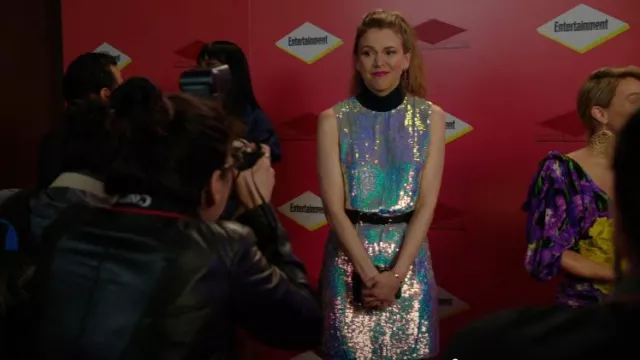 3.1 Phillip Lim Jersey Trim Robe à col roulé en soie à paillettes portée par Liza Miller (Sutton Foster) comme on le voit dans Younger (S04E01)