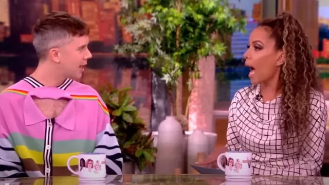 Dries Van Noten Dare Robe longue en soie mélangée imprimée portée par Sunny Hostin, comme on le voit dans The View le 23 juillet 2024