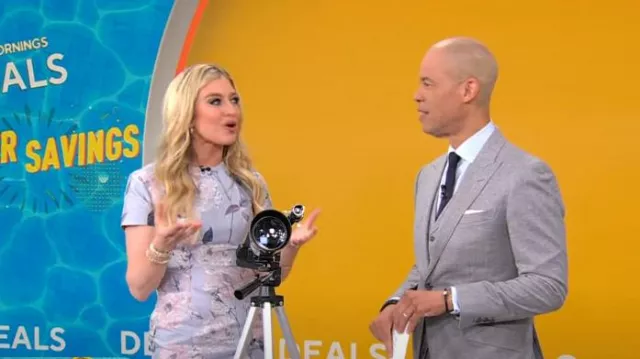 Mini-robe de cocktail en jacquard floral Mac Duggal portée par Ashley Bellman, vue dans CBS Mornings le 23 juillet 2024