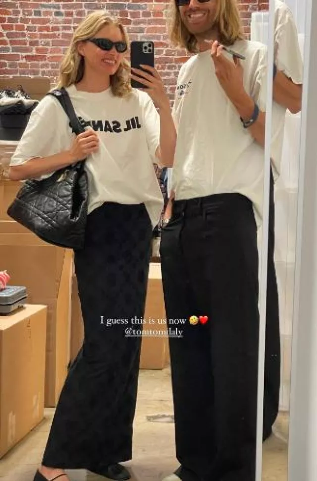 Jupe midi Helsa Eyelet Column en noir portée par Elsa Hosk sur sa Story Instagram le 23 juillet 2024