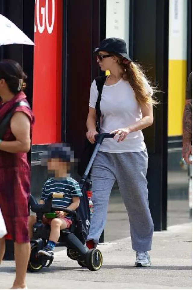 Baskets Nike V2K Run portées par Jennifer Lawrence à New York le 20 juillet 2024