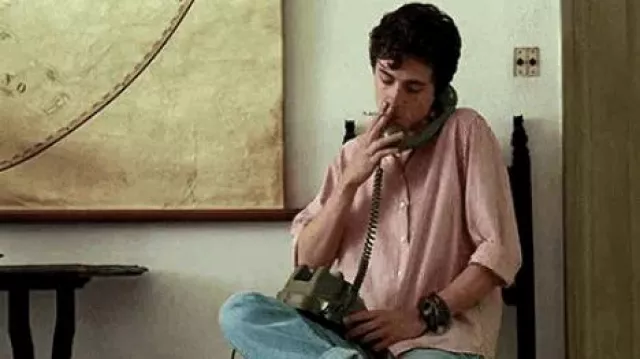 Call Me by Your Name Movie Furniture: Elio (Timothée Chalamet) está usando un teléfono de disco verde en la escena