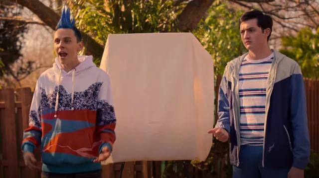 Veste en nylon à capuche vintage zippée sur le devant portée par Demetri (Gianni DeCenzo) comme on le voit dans Cobra Kai (S06E01)