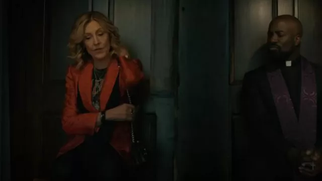 Veste en jacquard Dolce & Gabbana portée par Sheryl Luria (Christine Lahti) comme on le voit dans Evil (S04E08)