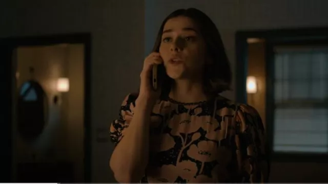 Ted Baker Astrydd Vestido midi con mangas abullonadas con estampado floral usado por Sheryl Luria (Christine Lahti) como se ve en Evil (T04E08)