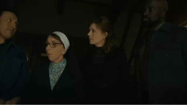 Emporio Armani Veste femme en point de Milan avec boucle portée par Kristen Bouchard (Katja Herbers) comme on le voit dans Evil (S04E09)