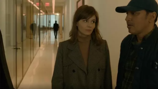 Manteau long à carreaux Sandro porté par Kristen Bouchard (Katja Herbers) comme on le voit dans Evil (S04E09)