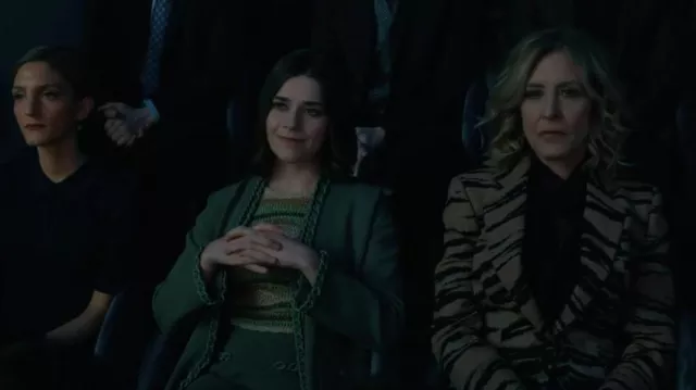 Minifalda de tejido elástico con ribete de cadena Maje usada por Vanessa Dudley (Nicole Shalhoub) como se ve en Evil (T04E09)