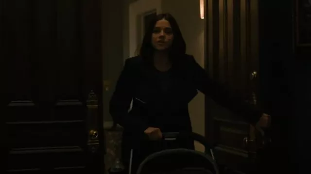 Ted Baker Abrigo rosa usado por Leslie (Molly Brown) como se ve en Evil (T04E10)
