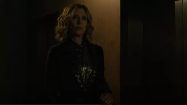 La veste noire avec des détails en perles de Kooples portée par Sheryl Luria (Christine Lahti) comme on le voit dans Evil (S04E10)