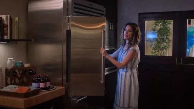 Robe Rails Ashlyn portée par Amanda LaRusso (Courtney Henggeler) telle qu’on la voit dans Cobra Kai (S06E03)