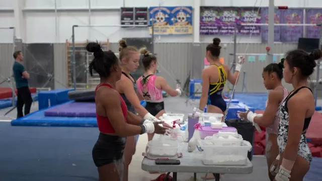 Camiseta sin mangas de cuello alto Lululemon Align usada por Simone Biles como se ve en Simone Biles Rising (S01E02)