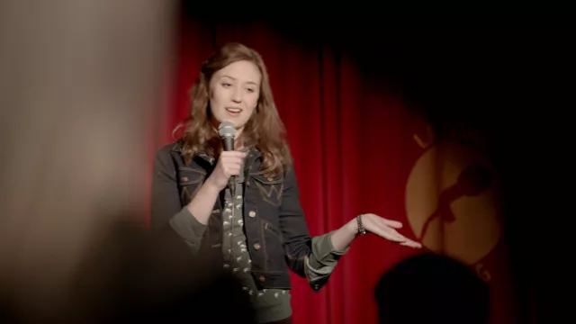Atuendos de skins: Naomi (Lily Loveless) lleva una chaqueta de mezclilla Wrangler en el episodio 2 de la temporada 7