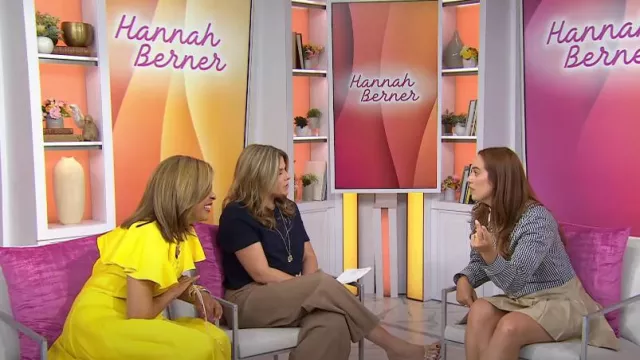 Falda plisada Sandro en beige usada por Hannah Berner como se vio en Today with Hoda & Jenna el 26 de julio de 2024
