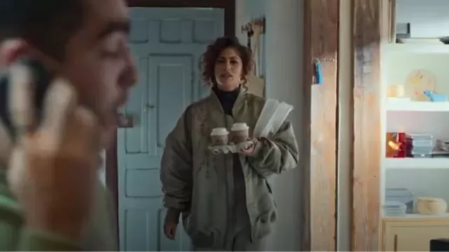 Cazadora bomber oversize bordada Asos Edition en verde salvia usada por Nadia Shanaa (Mina El Hammani) como se ve en Elite (T08E02)