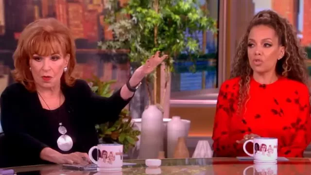 Victoria Beckham Robe midi fleurie à manches longues en crêpe portée par Sunny Hostin, comme on le voit dans The View le 25 juillet 2024
