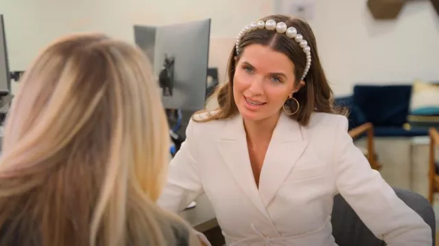 Mini-robe Blazer en laine Mach & Mach Crystal Hearts portée par Jessica Markowski comme on le voit dans Owning Manhattan (S01E01)