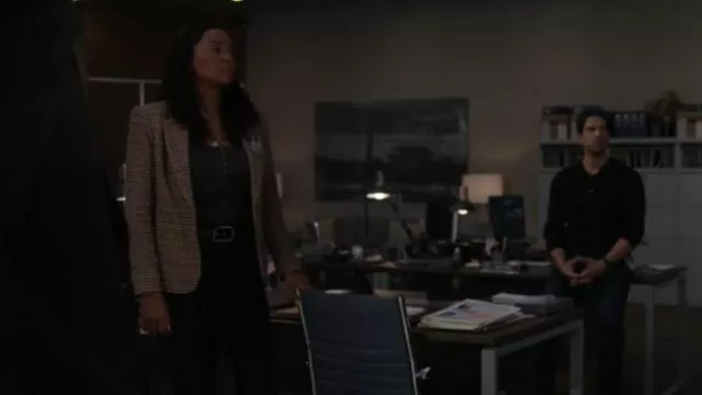 Blazer de l’Agence Chamberlain porté par le Dr Tara Lewis (Aisha Tyler) comme on le voit dans Esprits criminels (S17E06)