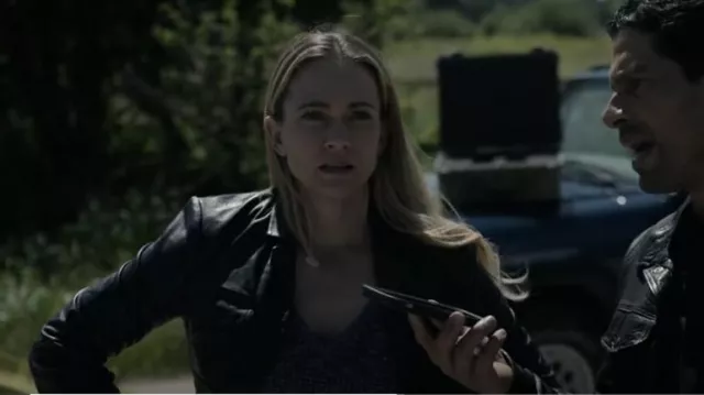 Blouson de camionneur en cuir Banana Republic porté par Jennifer Jareau (A. J. Cook) comme on le voit dans Esprits criminels (S17E09)