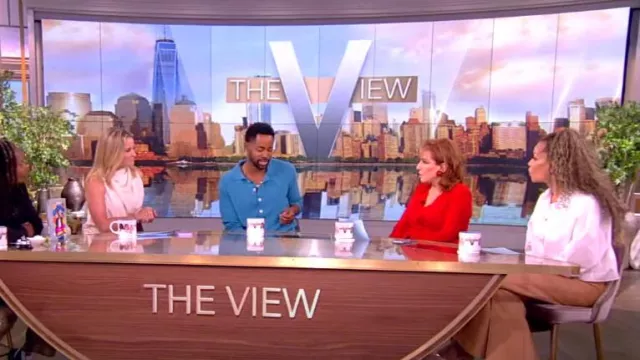 Zimmermann Pantalon évasé en laine mélangée ceinturé Luminosity porté par Sunny Hostin, comme on le voit dans The View le 30 juillet 2024