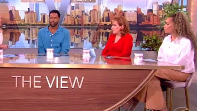 TWP Soon Be Ex Crystal Collar Crop Button-up Shirt porté par Sunny Hostin comme on le voit dans The View le 30 juillet 2024