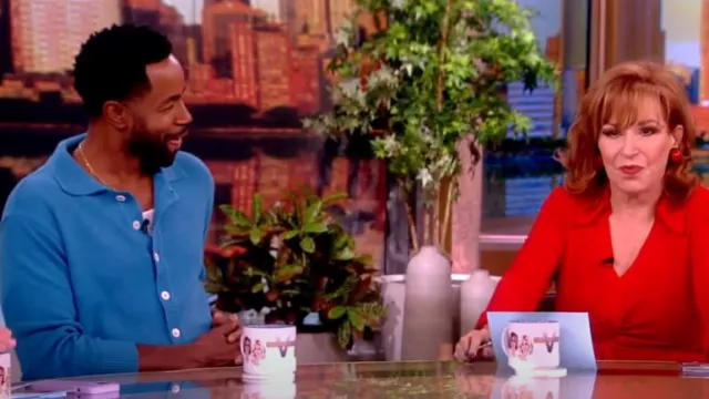 Cardigan bleu à col ouvert Dunst porté par Jay Ellis tel que vu dans The View le 30 juillet 2024