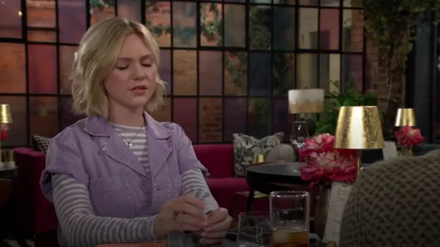 Barboteuse Pistola Parker en Purple Amethyst Snow portée par Lucy Romalotti (Lily Brooks O’Briant) comme on le voit dans Les Feux de l’Amour le 29 juillet 2024