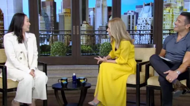 Chaqueta Veronica Beard Charleston Dickey usada por Hong Chau como se vio en LIVE with Kelly and Mark el 29 de julio de 2024