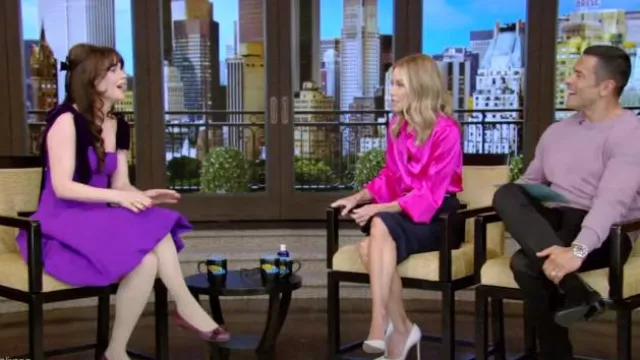 Ballerines en cuir Salvatore Ferragamo Vara portées par Zooey Deschanel comme on le voit dans LIVE with Kelly and Mark le 31 juillet 2024