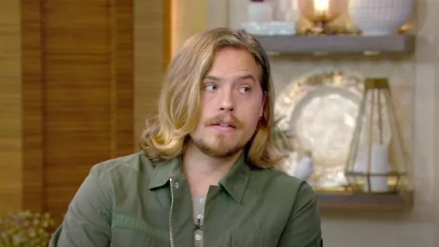 Veste utilitaire Simkhai Matthew Surplus portée par Dylan Sprouse comme on le voit dans LIVE with Kelly and Mark le 31 juillet 2024