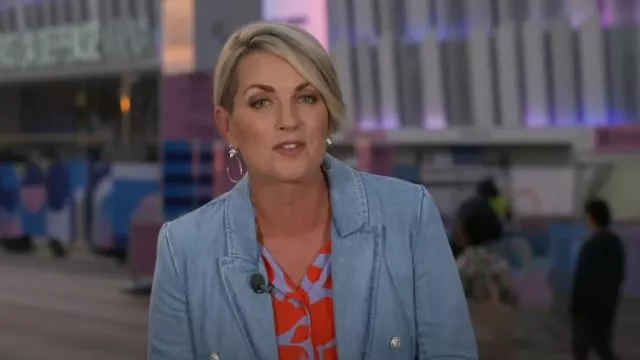 Haut à boutons à volants Ann Taylor en Grenadine Punch porté par Jamie Yuccas tel que vu dans CBS Evening News le 29 juillet 2024