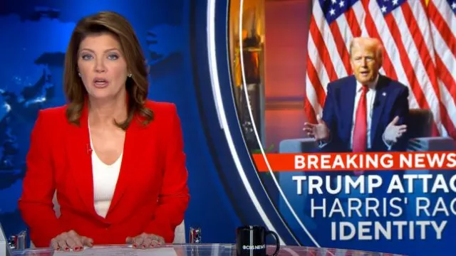 Blazer en crêpe à simple boutonnage Alexander McQueen porté par Norah O’Donnell tel qu’on le voit dans CBS Evening News le 31 juillet 2024