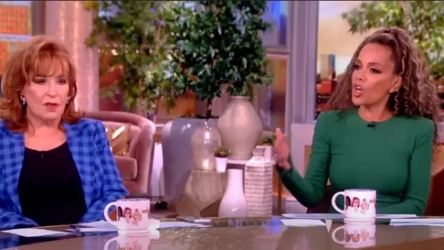 Victoria Beckham Robe mi-longue en crêpe de laine mélangée portée par Sunny Hostin, vue dans The View le 31 juillet 2024
