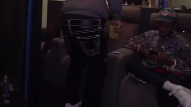 Los jeans negros de Juice Wrld en su video musical de Chasethemoney Freestyle