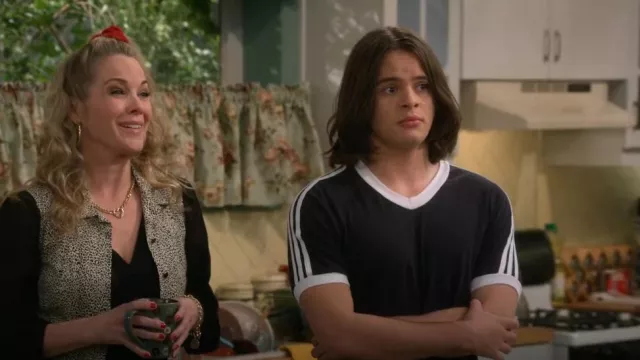 T-shirt à col en V Guess porté par Jay Kelso (Mace Coronel) tel qu’on le voit dans That '90s Show (S02E03)