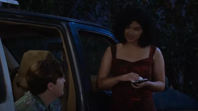 Robe à fleurs Reformation Suvi portée par Nikki (Sam Morelos) comme on le voit dans That '90s Show (S02E05)
